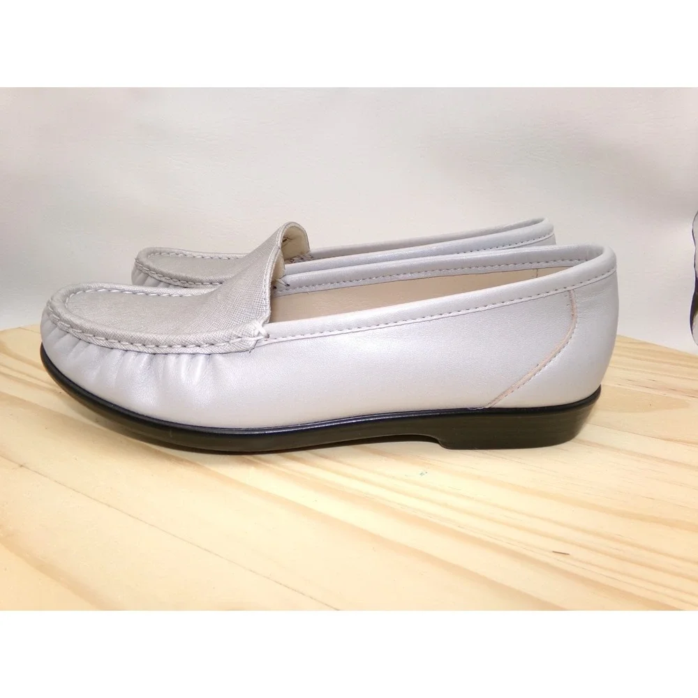 SAS Simplify Slip On Tripad Loafers Womens Silver Cloud Size 8 M Leather‎ NEW